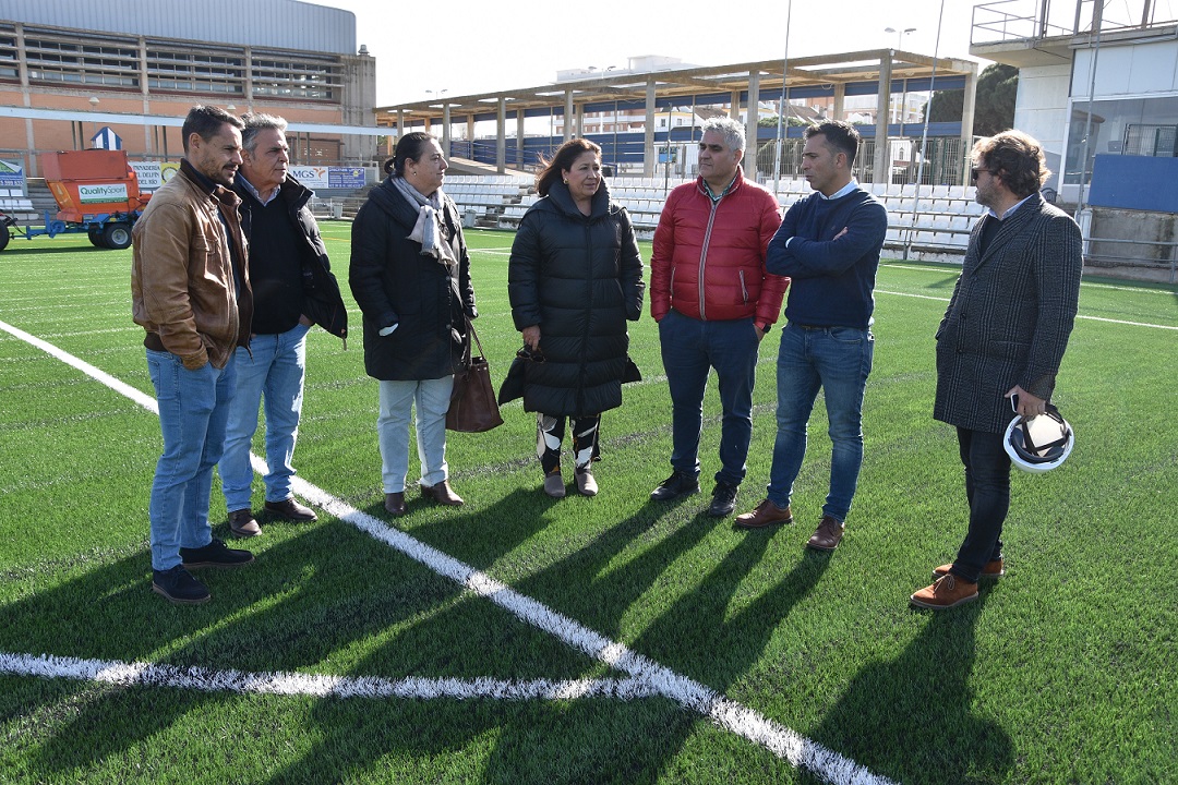 El complejo deportivo 'Alcalde José Hernández Albarracín' de Punta Umbría ya cuenta con un nuevo césped artificial