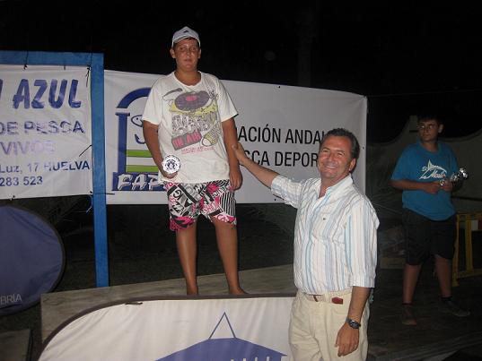 Uno de los premiados en el XXV Concurso de Pesca 'Virgen del Carmen' recoge el trofeo de manos del alcalde