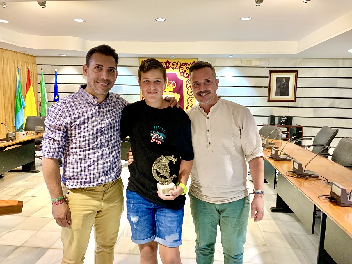 El Ayuntamiento de Punta Umbría recibe al campeón de España de piragüismo Íker Quintero y a los benjamines de la Escuela Municipal de Fútbol