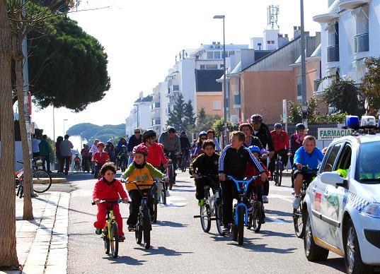 Más de cien ciclistas en el Día de la Bicicleta en El Portil