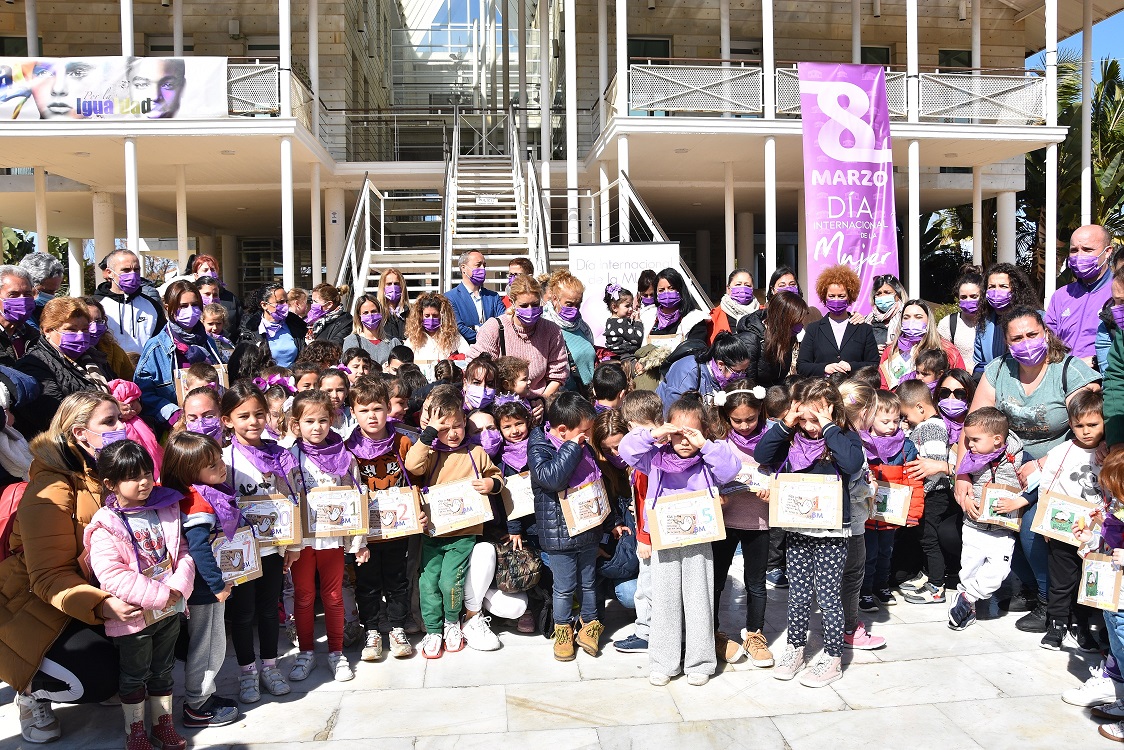 Escolares de Punta Umbría se suman al Ayuntamiento en la jornada reivindicativa del Día de la Mujer