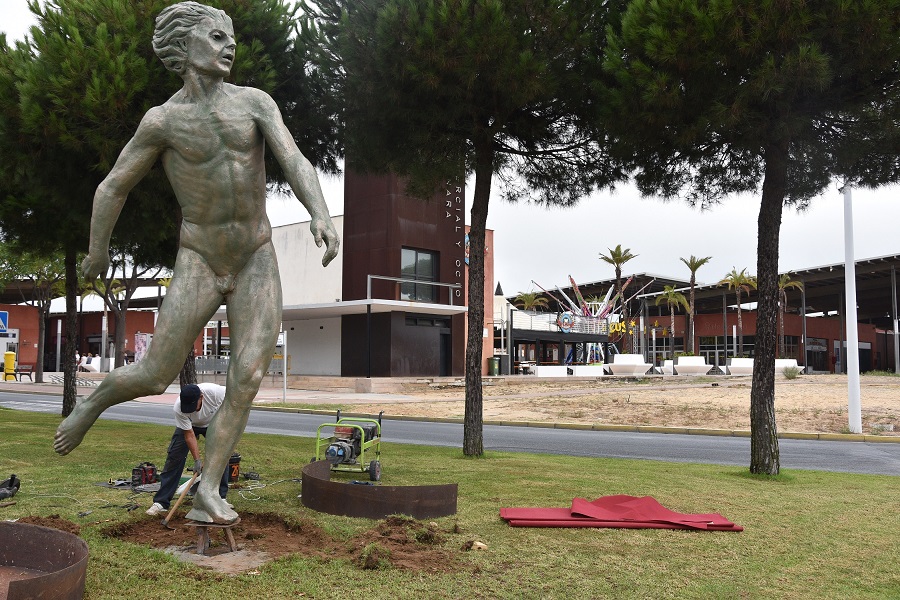 El Ayuntamiento de Punta Umbría ubica el monumento al fútbol cedido por el Recreativo de Huelva en la avenida del Decano