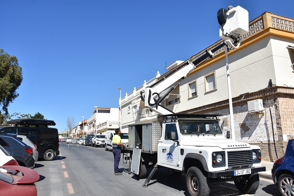 El Ayuntamiento de Punta Umbría cambia más de 500 luminarias en sus calles para potenciar el ahorro energético