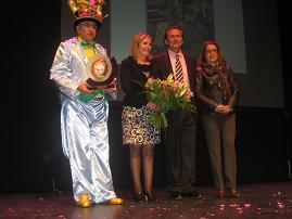 Un emotivo pregón de Angel Vizcaíno honra a personas ilustres del Carnaval de la Luz y abre la fiesta de febrero en el Teatro del Mar