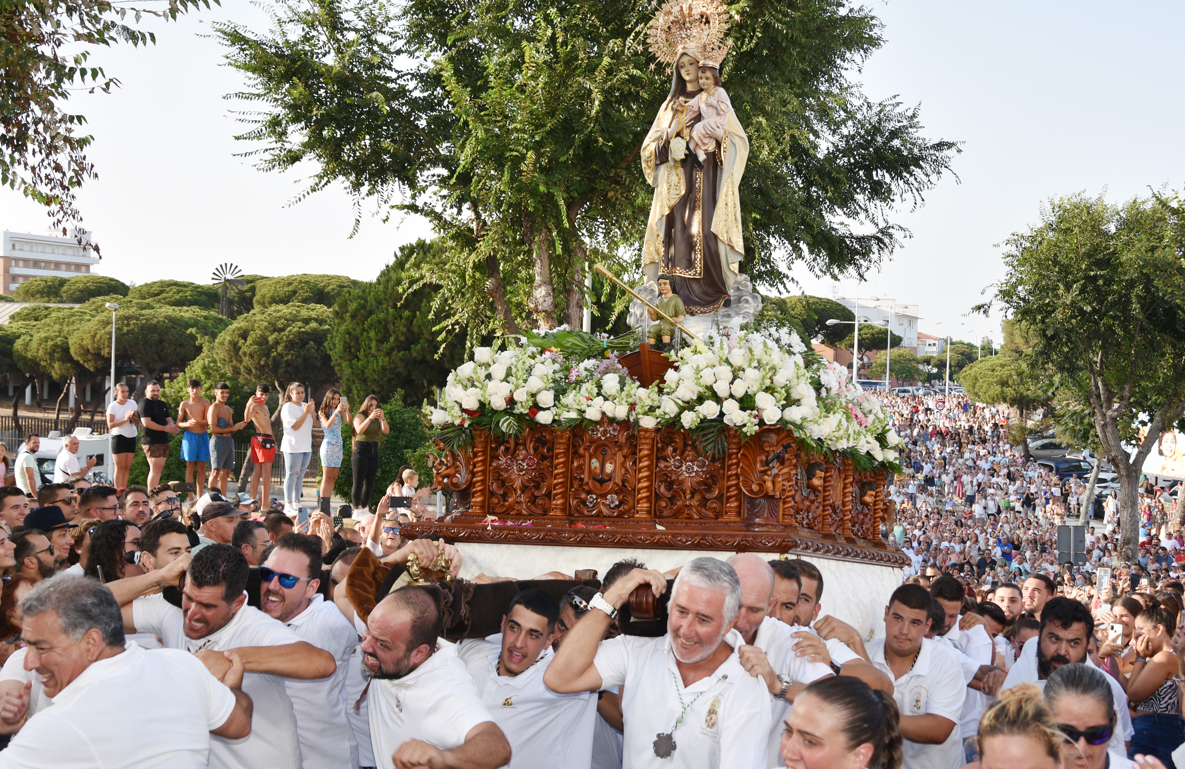 La Virgen del Carmen, Patrona de Punta Umbría, se reencuentra con el pueblo en la procesión de este domingo