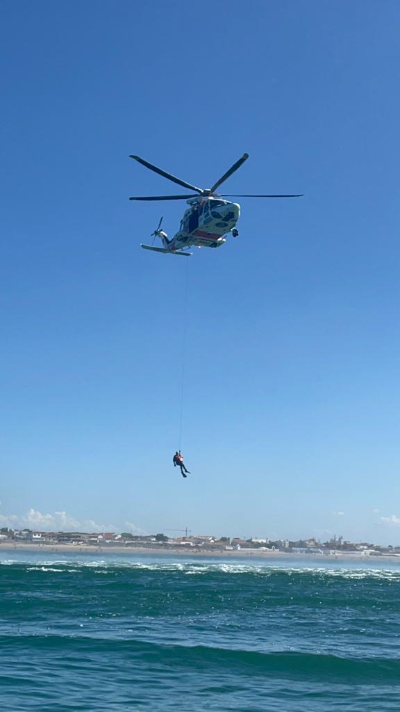 Protección Civil de Punta Umbría participa en un simulacro de accidente marítimo con el helicóptero de salvamento Helimer