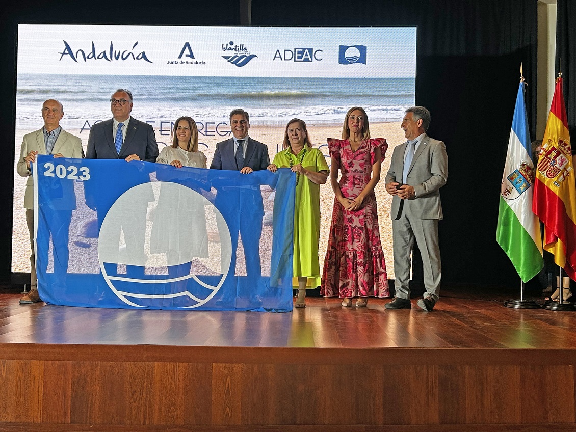Punta Umbría recoge su Bandera Azul con el 