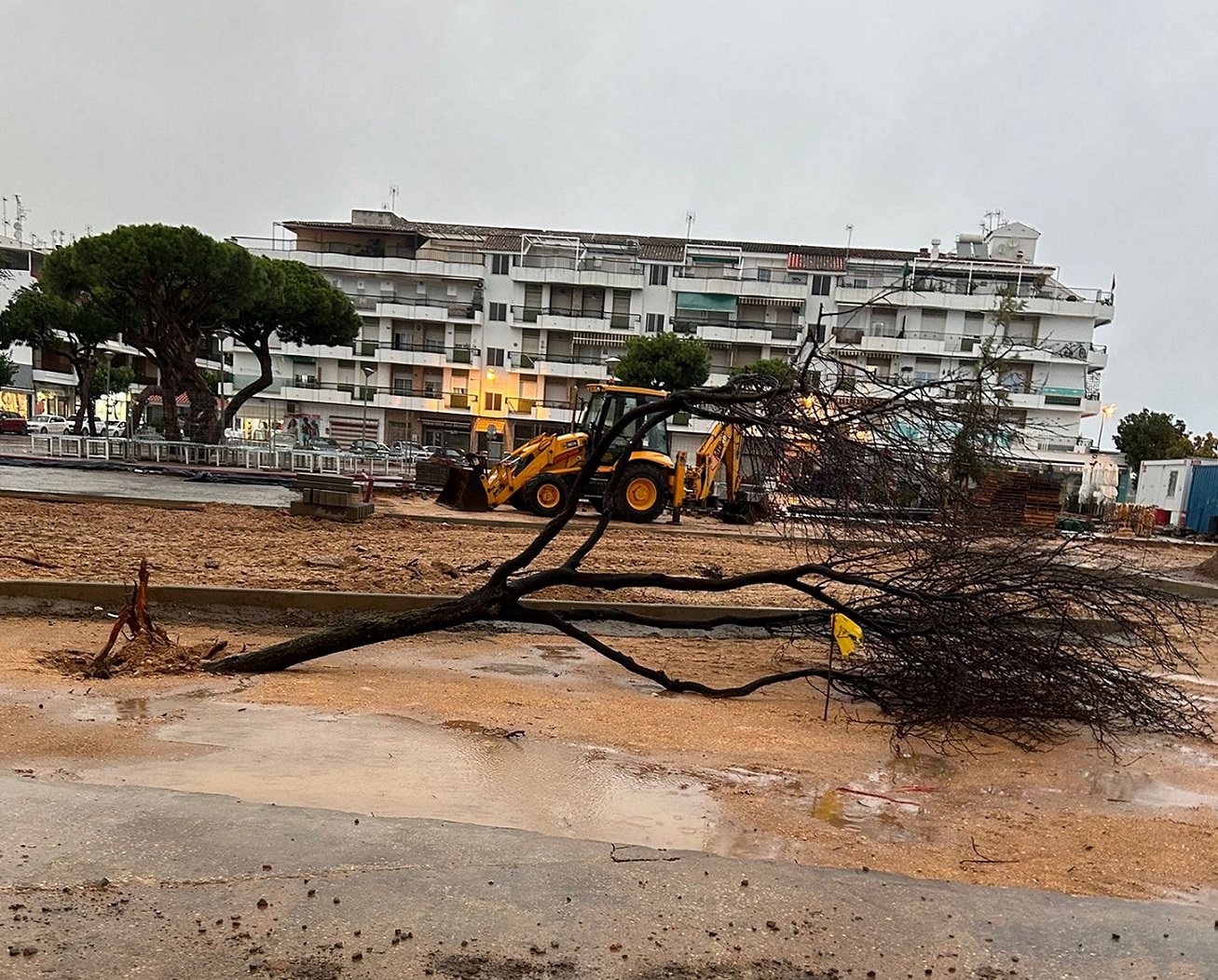 El temporal provova diversas pérdidas materiales en Punta Umbría y gran merma de arena en la playa de El Portil
