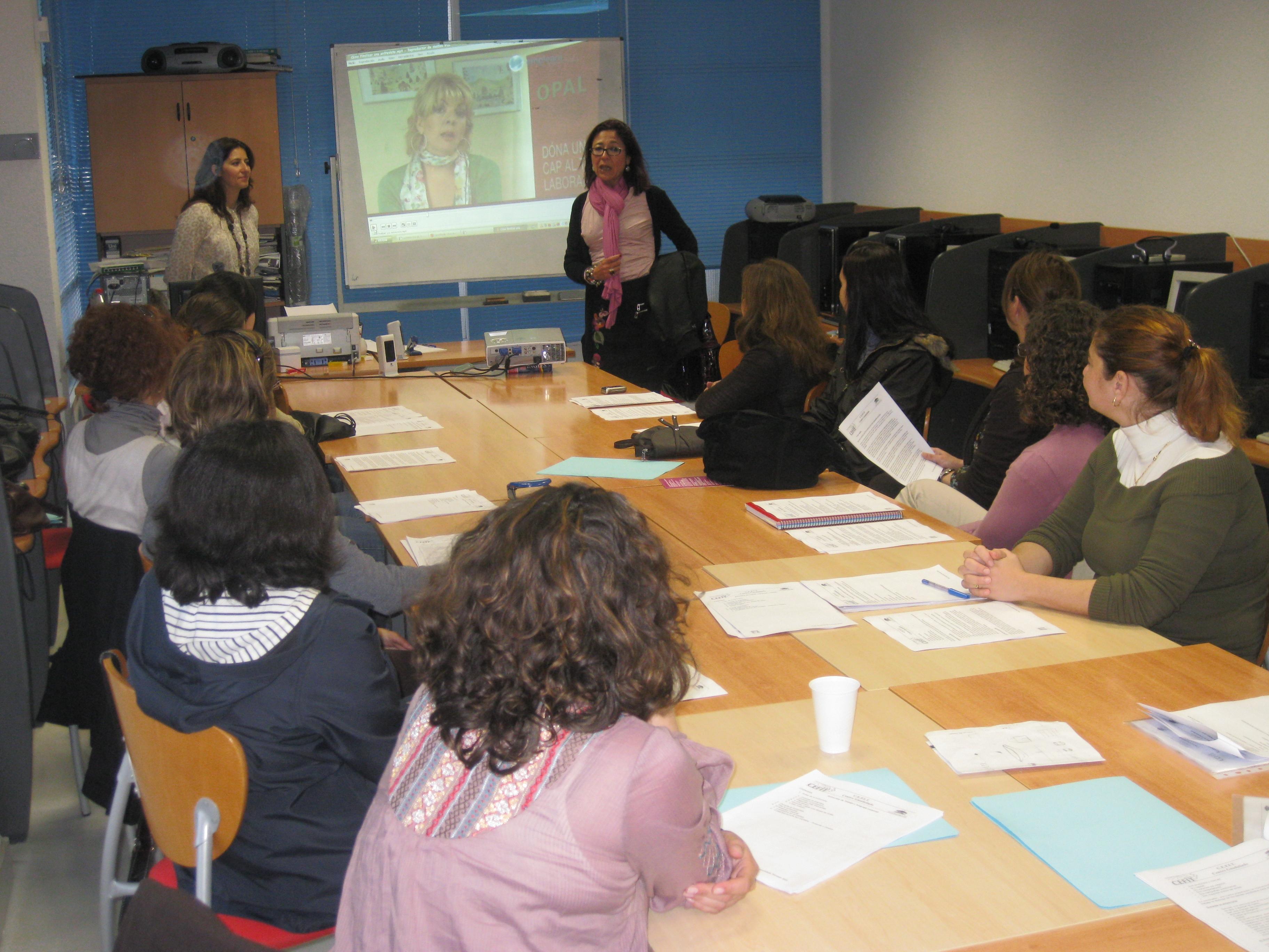 El Ayuntamiento programa talleres para mejorar el acceso de la mujer al mercado laboral