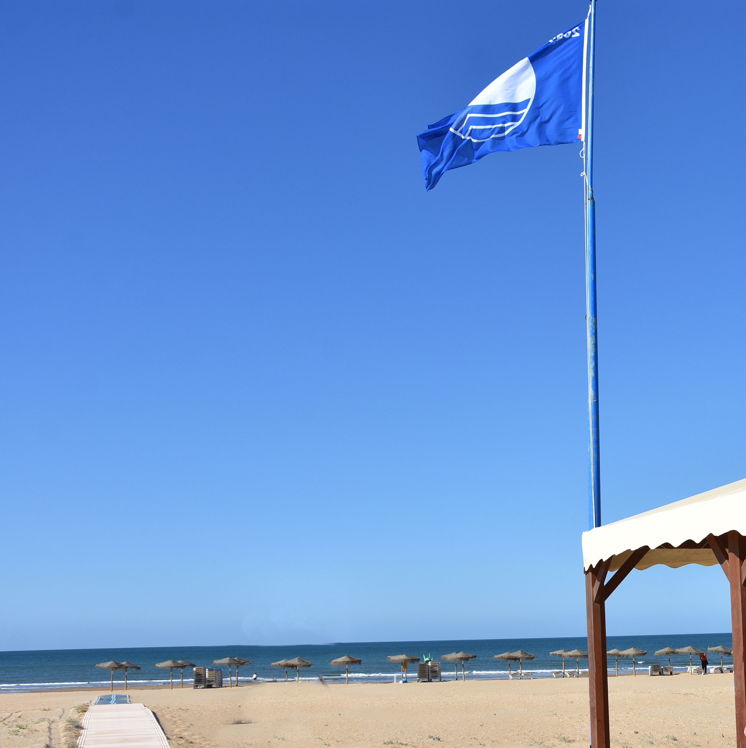 Punta Umbría revalida su bandera azul en la playa urbana del Albergue 