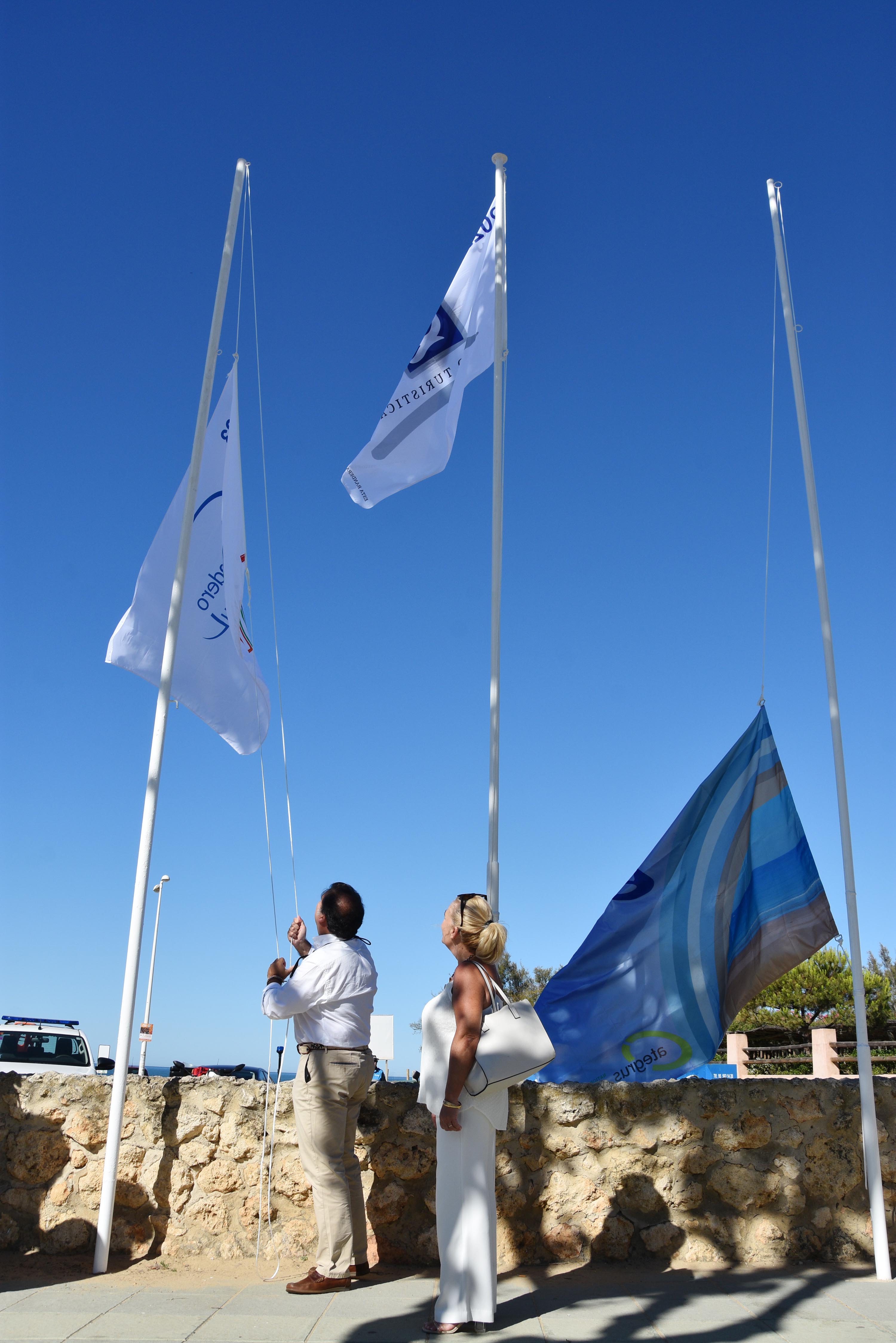 Punta Umbría ya luce las banderas de Ecoplayas, Q de Calidad y Sendero Azul de Los Enebrales 