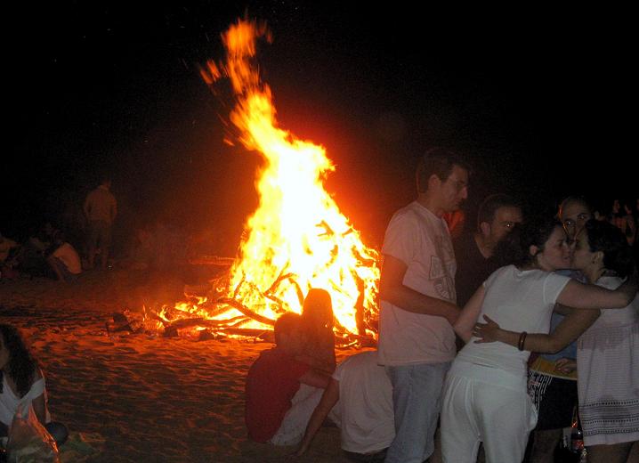 Hoguera de la Noche de San Juan en la playa de Punta Umbría.