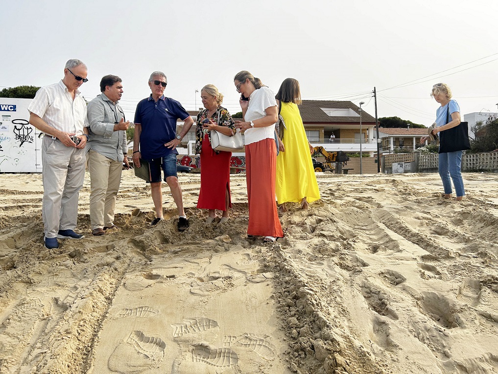 El alcalde visita la playa de El Portil y adelanta que requerirá la acción de Costas para el aporte de arena