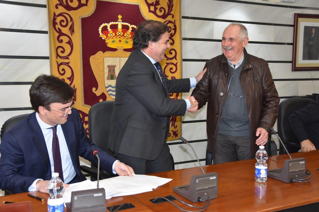 El Ayuntamiento de Punta Umbría firma la escritura solemne de la parcela que acogerá un proyecto de cohousing senior y residencia de mayores