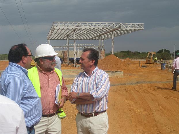 El alcalde visita las obras de la nueva gasolinera de Punta Umbría