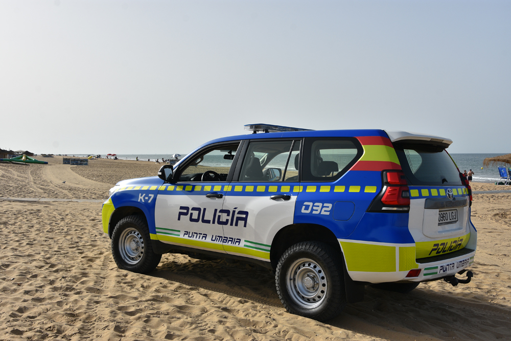 Policía Local de Punta Umbría presenta un nuevo vehículo todoterreno para patrullar campo y playa
