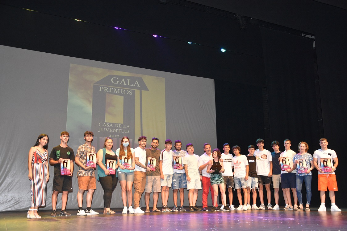 El ayuntamiento de Punta Umbría entrega diez premios a los jóvenes más destacados del año