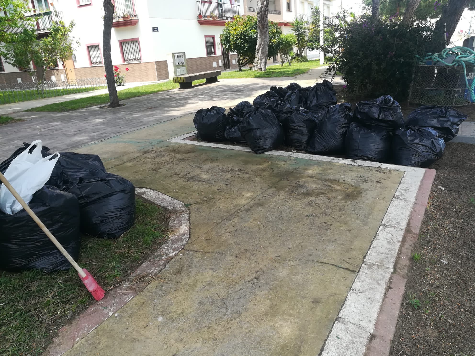 El Ayuntamiento de Punta Umbría realiza un plan de choque de limpieza de la ría