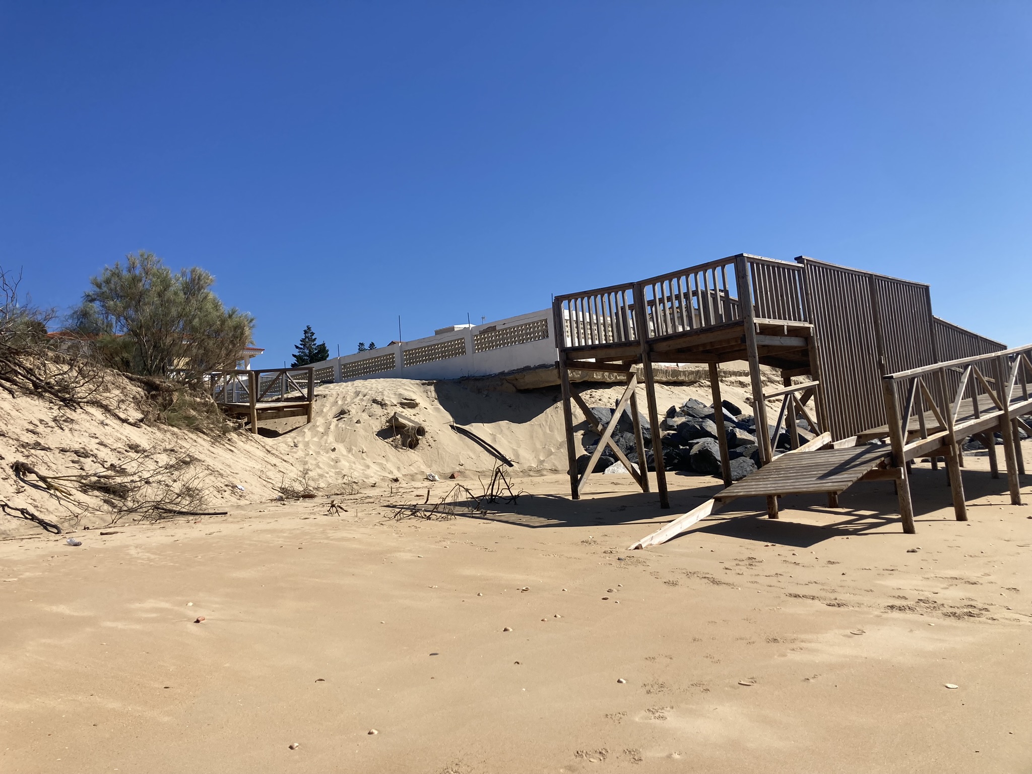 El Ayuntamiento de Punta Umbría lleva a cabo una solución de emergencia en los accesos a la playa de El Portil